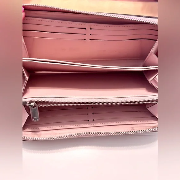 RE LISTED IN CLOSET Louis Vuitton Lilac Mahina Zippy Wallet - Picture 7 of 10